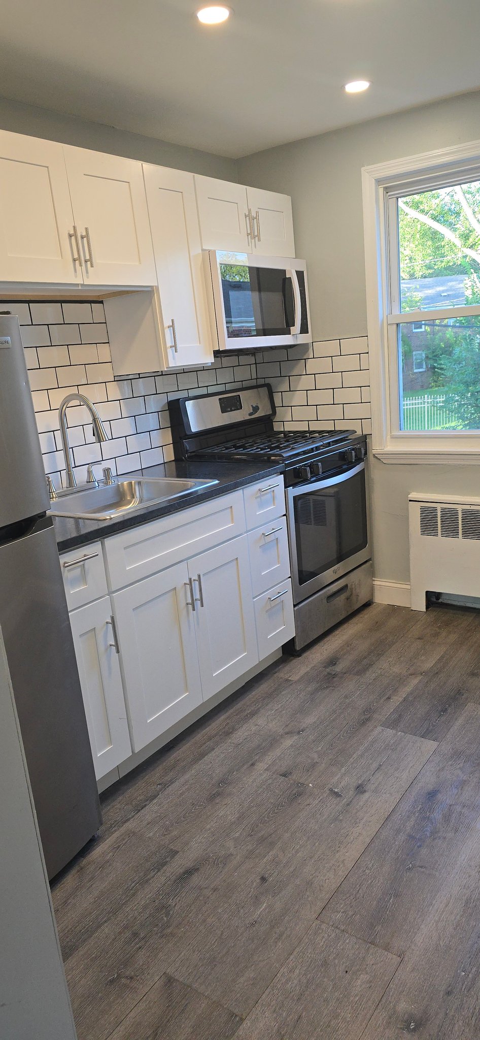 Roselle Condo: 6b Carolyn Ter