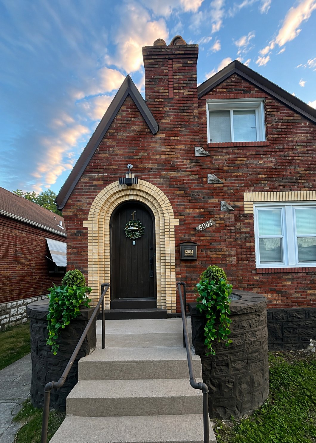 Saint Louis House: 6004 N Pointe Blvd