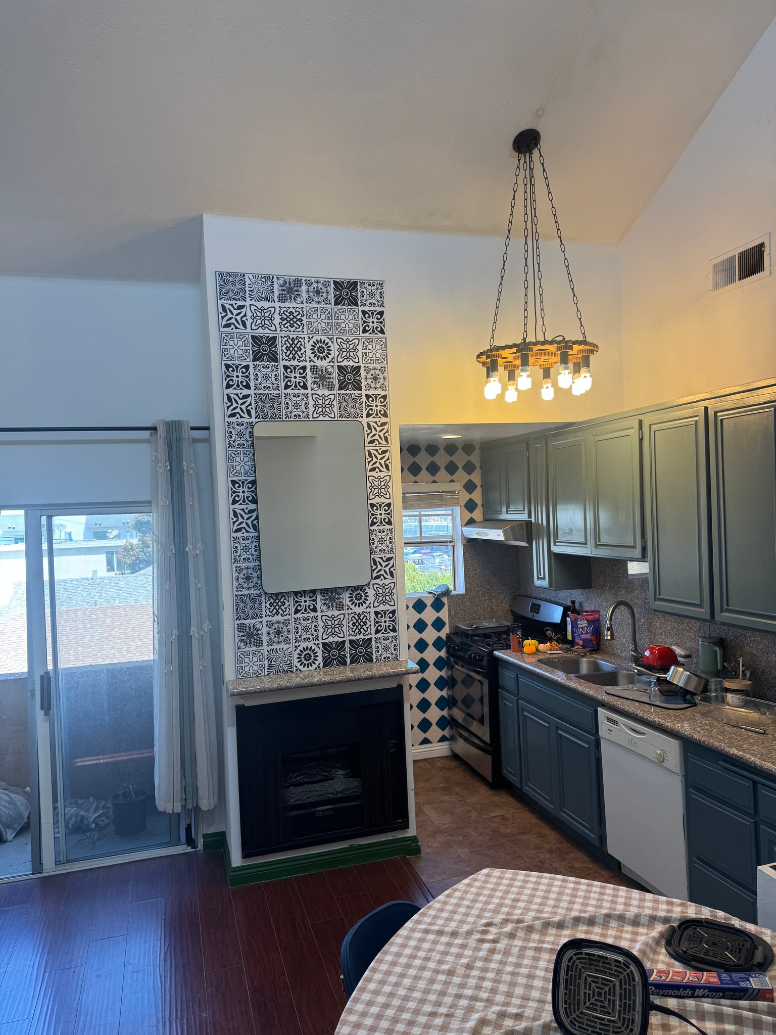 Los Angeles Apartment: 2436 s. Federal Ave
