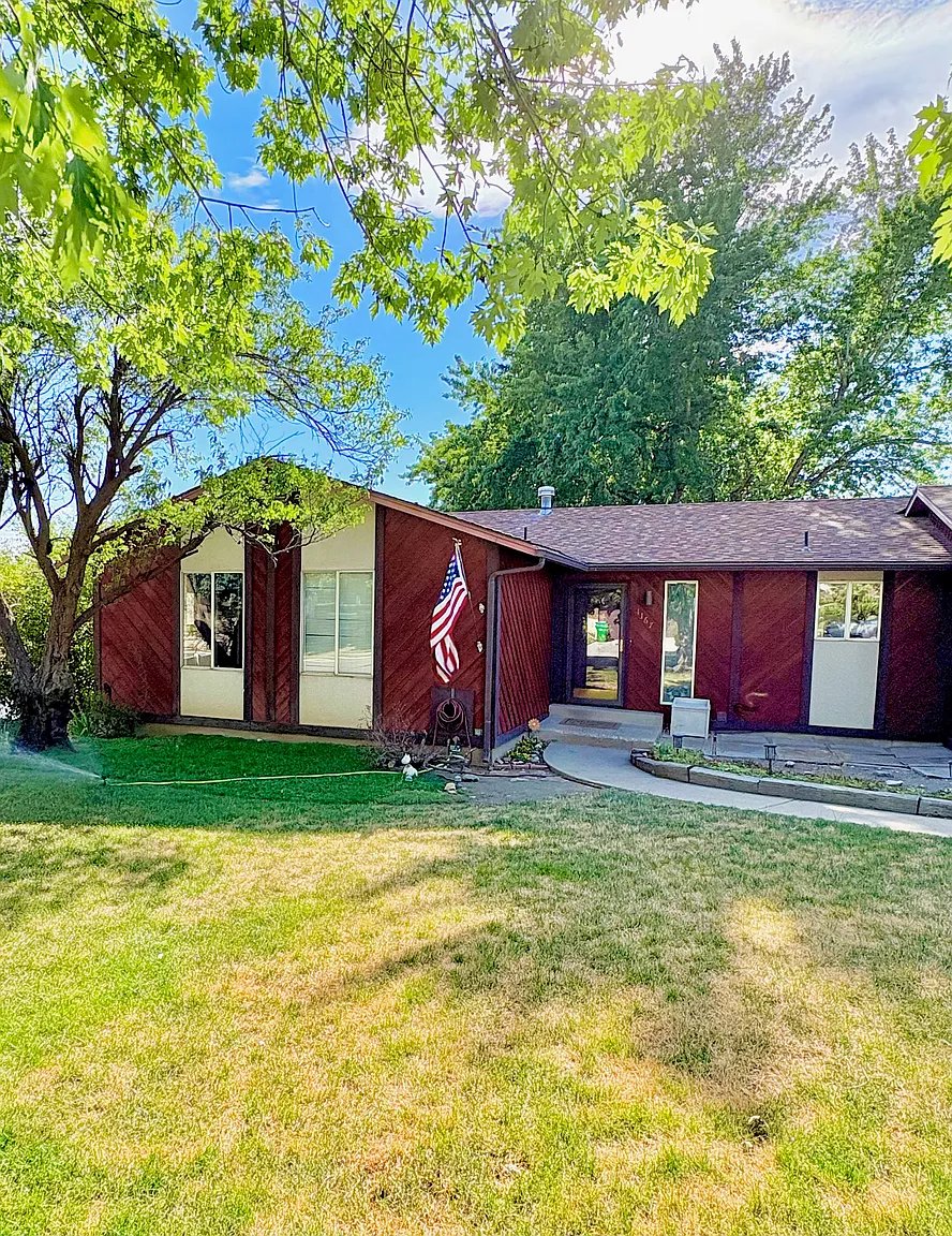Centerville House: 1167 N Deerfield Dr