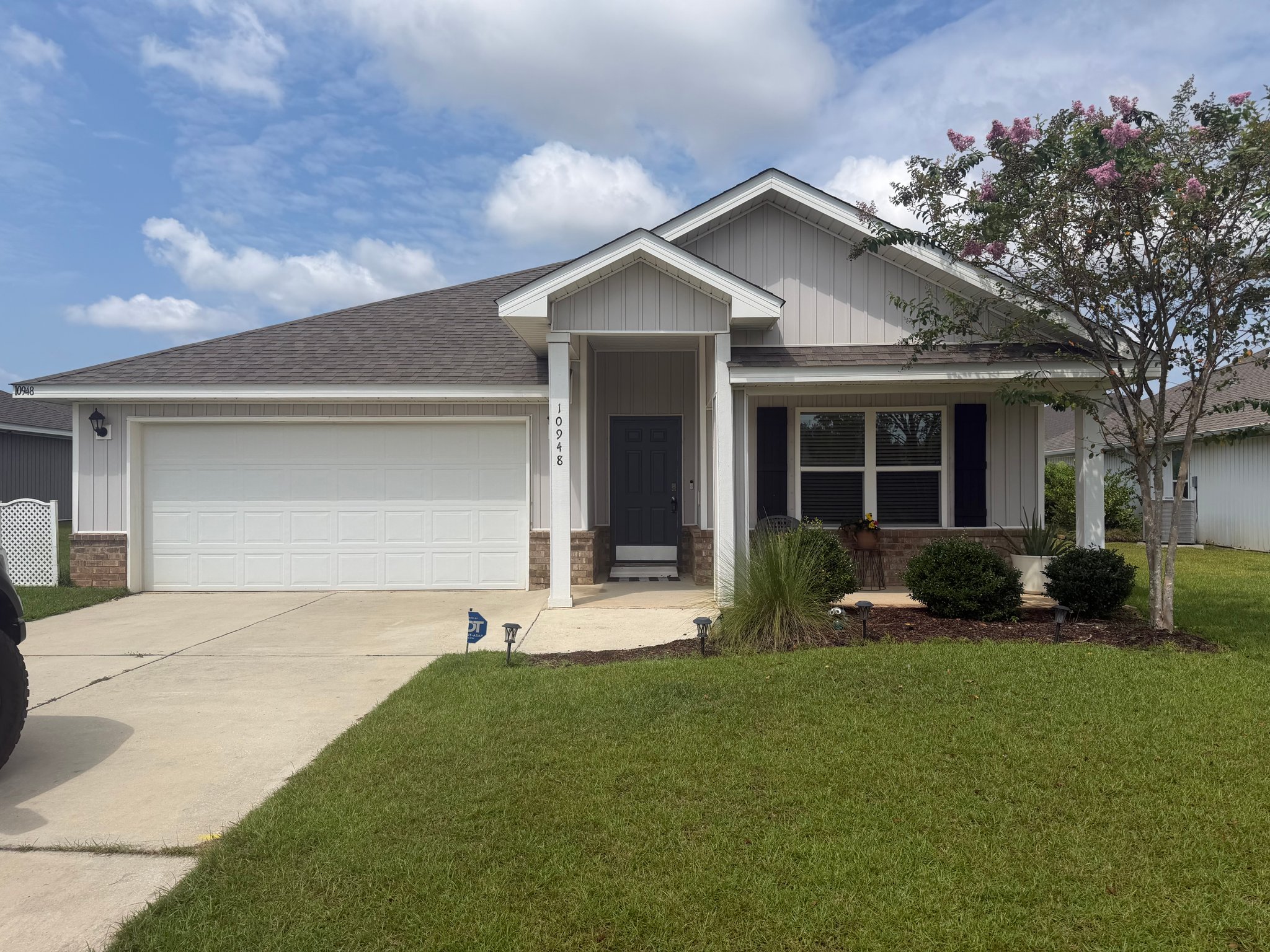Daphne House: 10948 War Emblem Ave