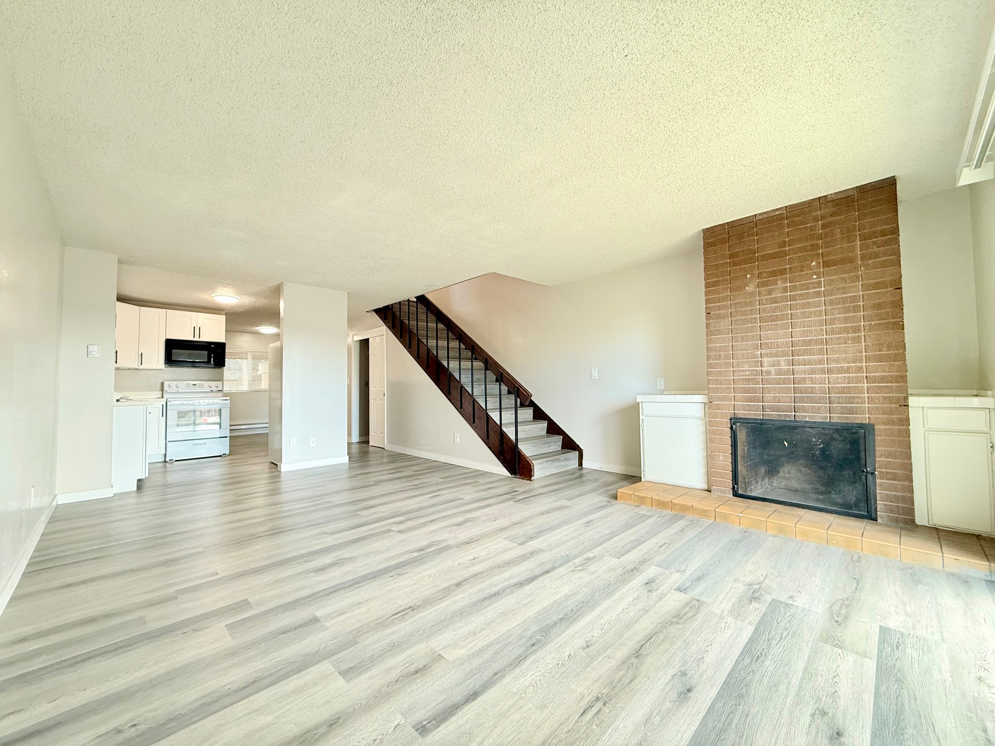 Kent Townhome: 308 Summit Ave. N. Kent, WA 98030