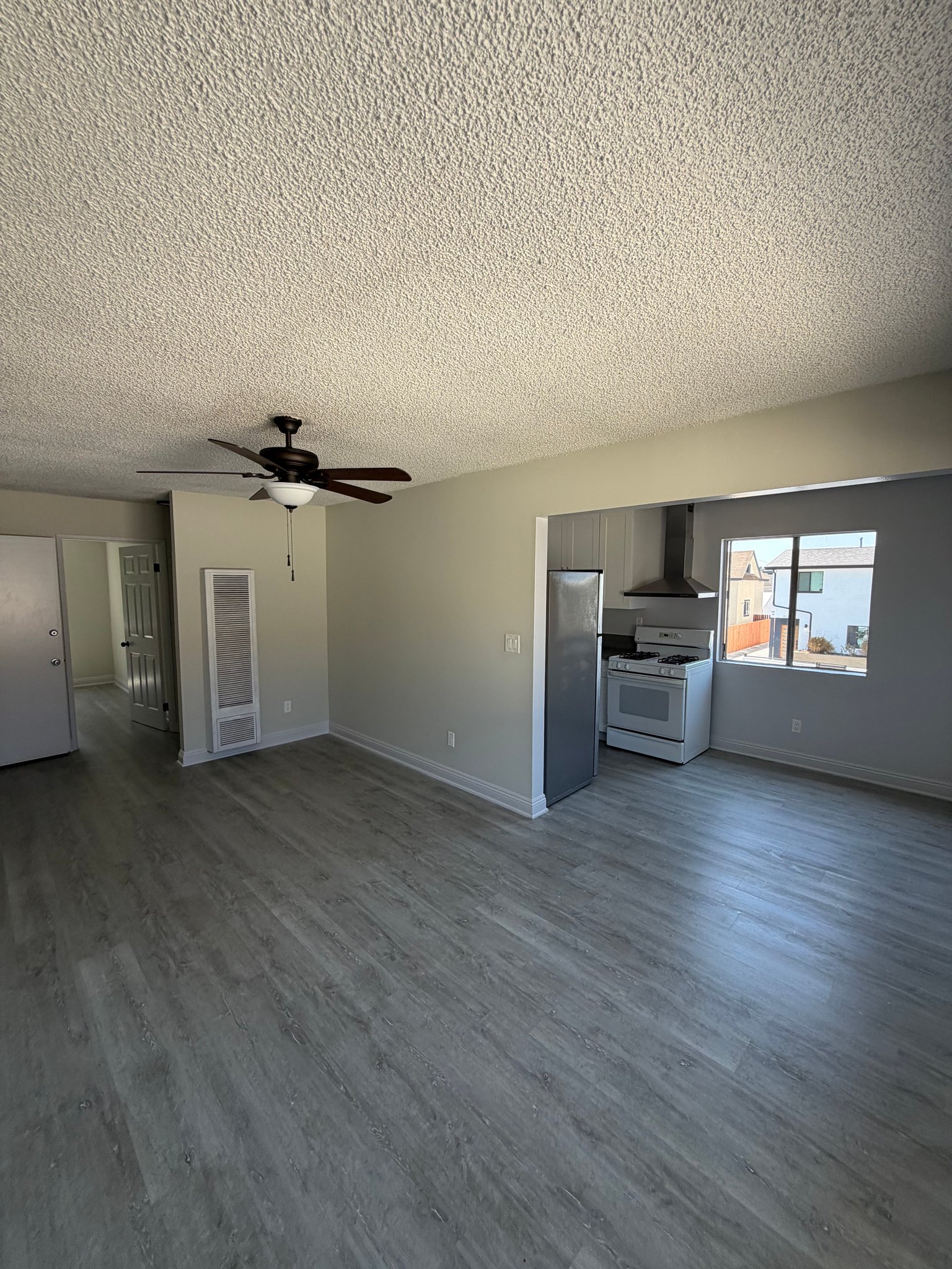 Los Angeles Apartment: 211 E 24th St