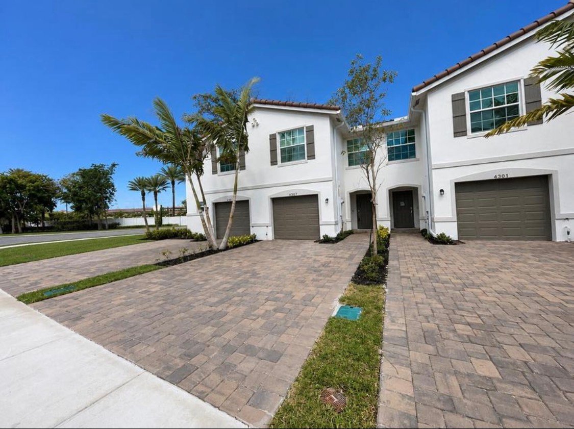 Lake Worth Townhome: 6907 Broadwater Ln