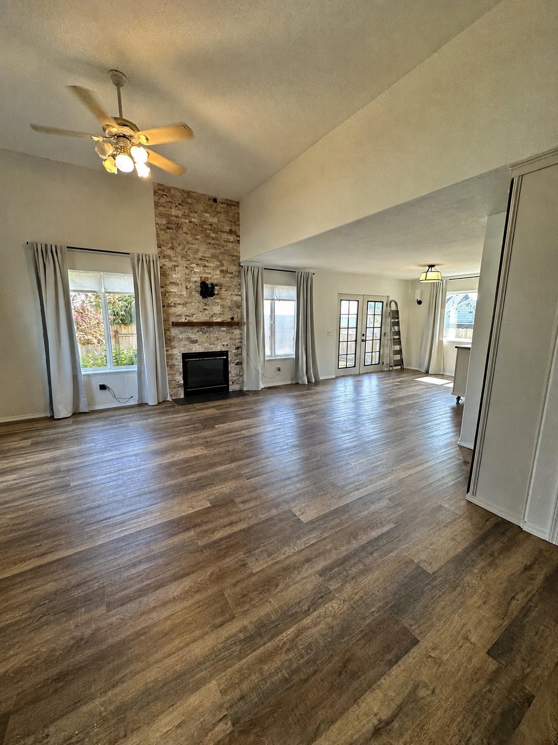 Warrenton House: 154 SW Alder Ct