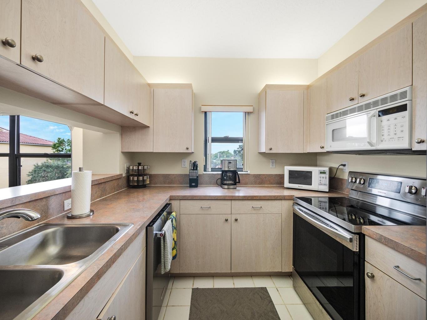 Juno Beach Condo: 200 UNO LAGO Drive 405