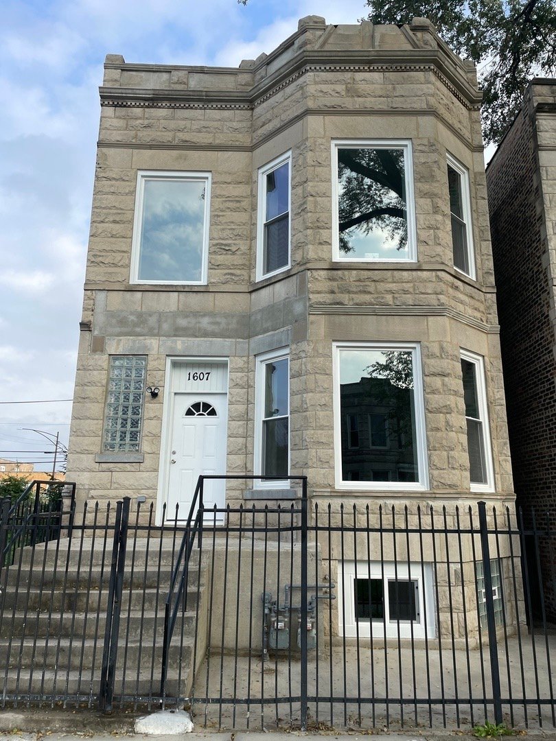 Chicago Apartment: 1607 S Hamlin Ave