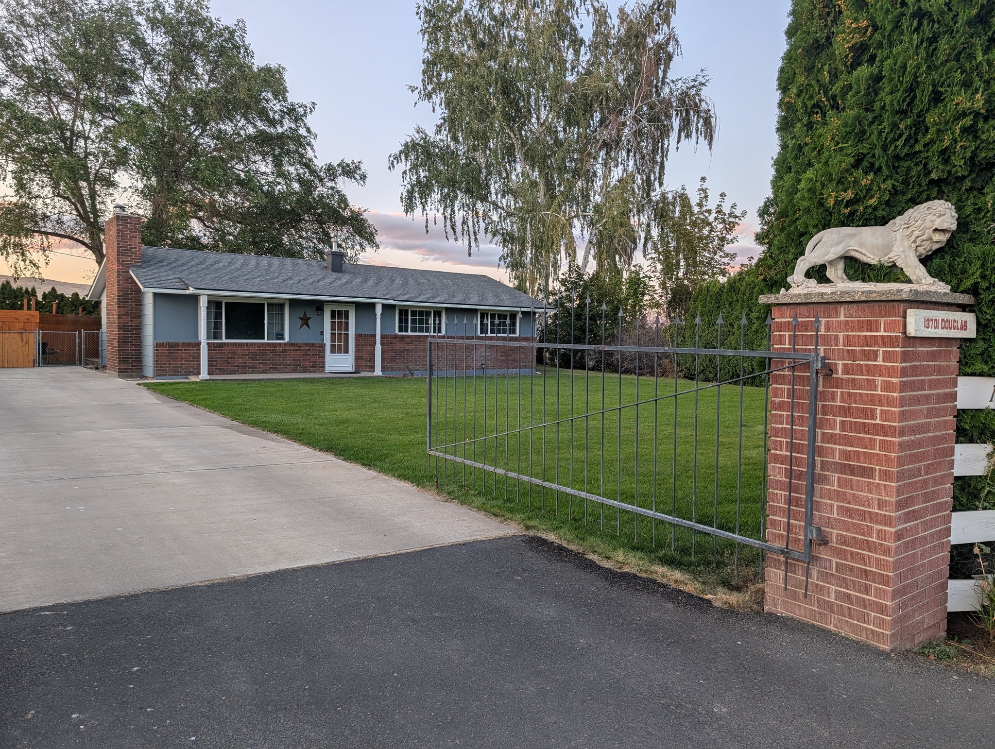 Yakima House: 13701 Douglas Rd