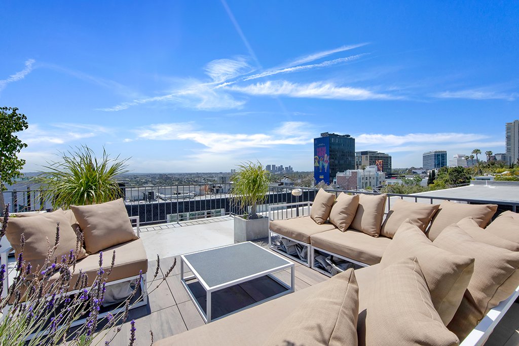 West Hollwood Apartment: 1147 N. Clark Street