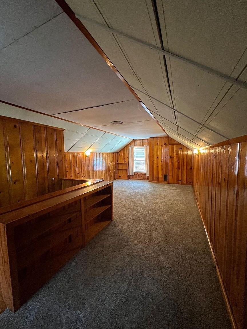 Harper Woods House: 20292 Roscommon St