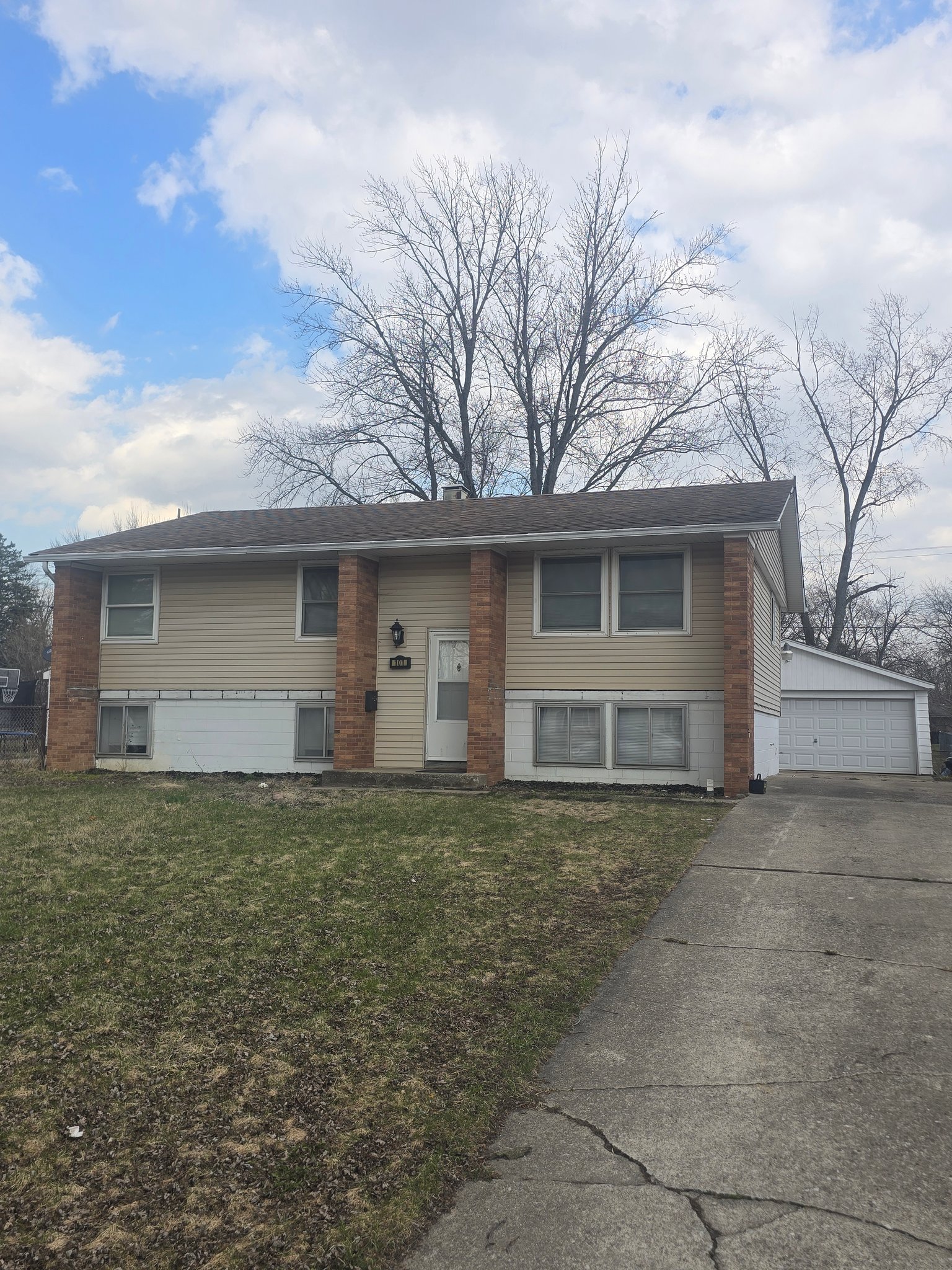 Glenwood House: 101 S Sycamore Ln