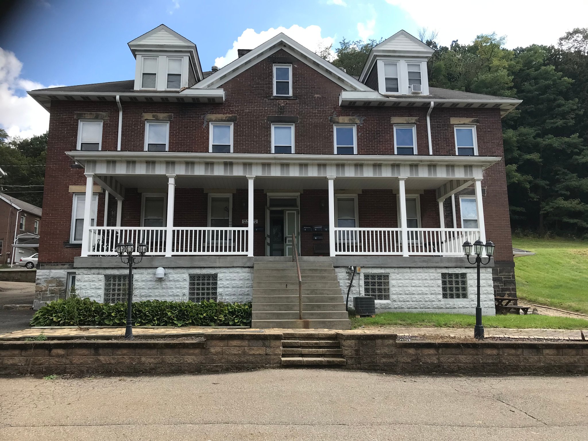 Ambridge Single Room: 25 Main Street