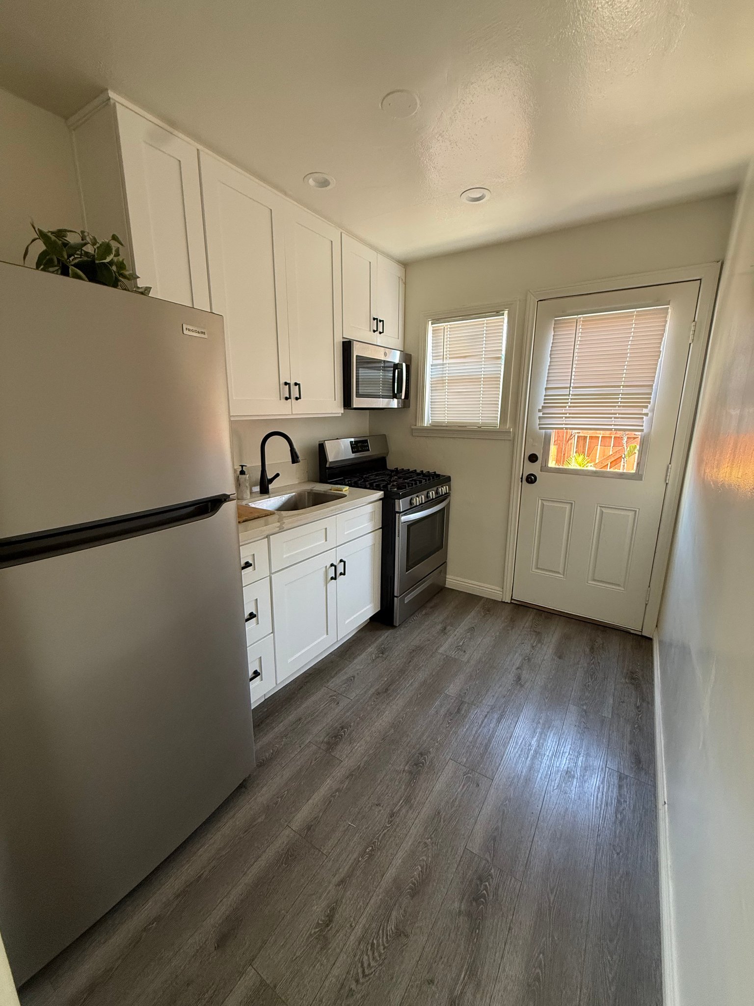 Santa Monica Apartment: 818 Cedar St