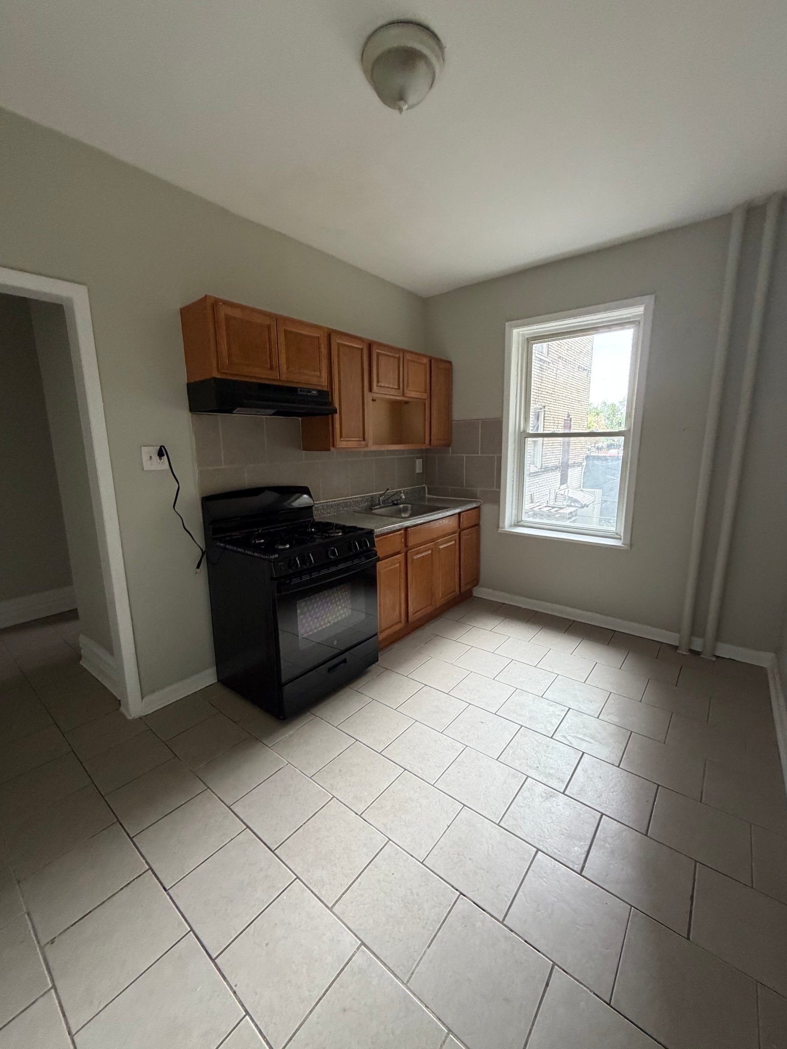 Newark Apartment: 196 Roseville Ave