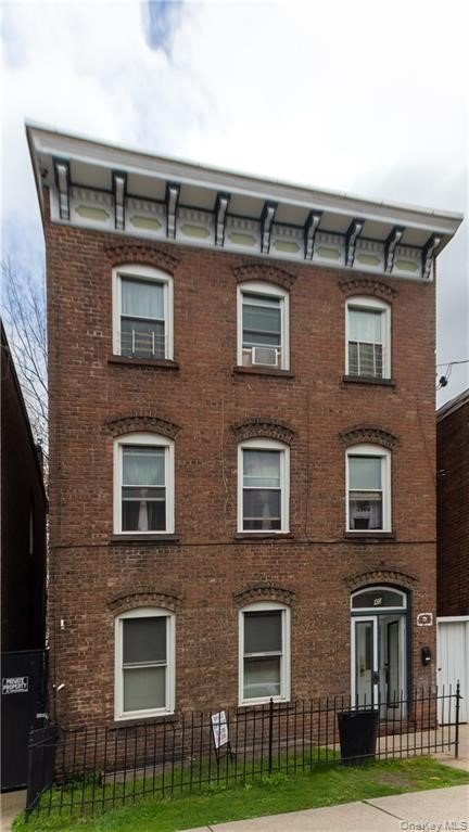 Newburgh Apartment: 40 Carpenter Ave #2