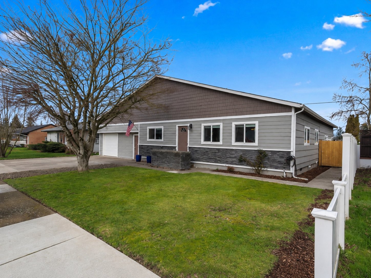 Lebanon House: 1051 W Oak St