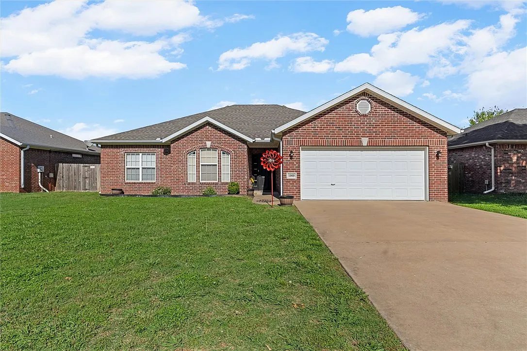 Bentonville House: 1909 SW Elington St