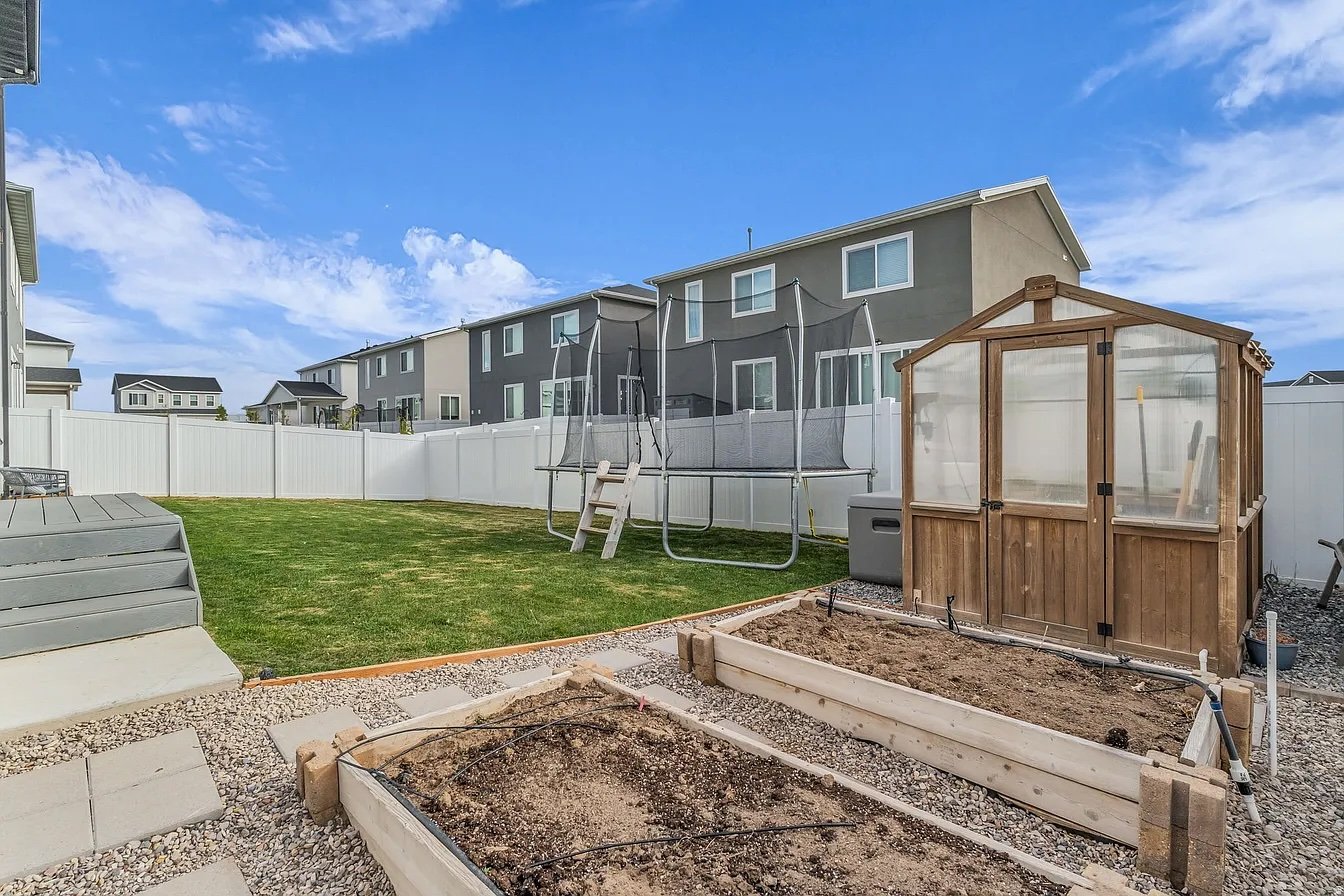 Salem House: 1748 North Killdeer Dr.