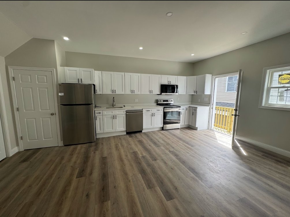 Claremont Apartment: 44 Central St