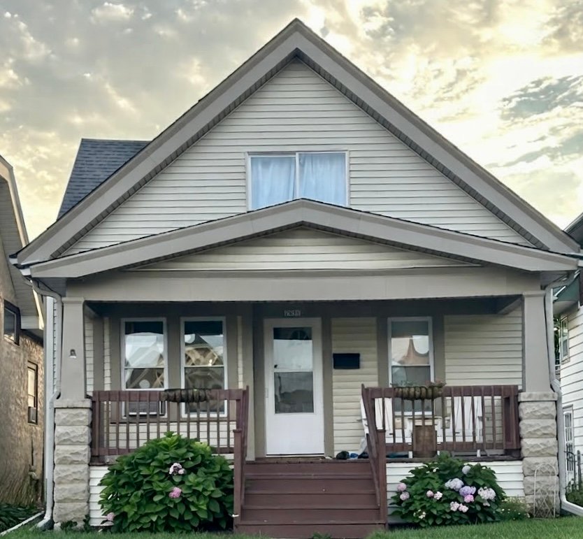 West Allis House: 2037 S 69th St