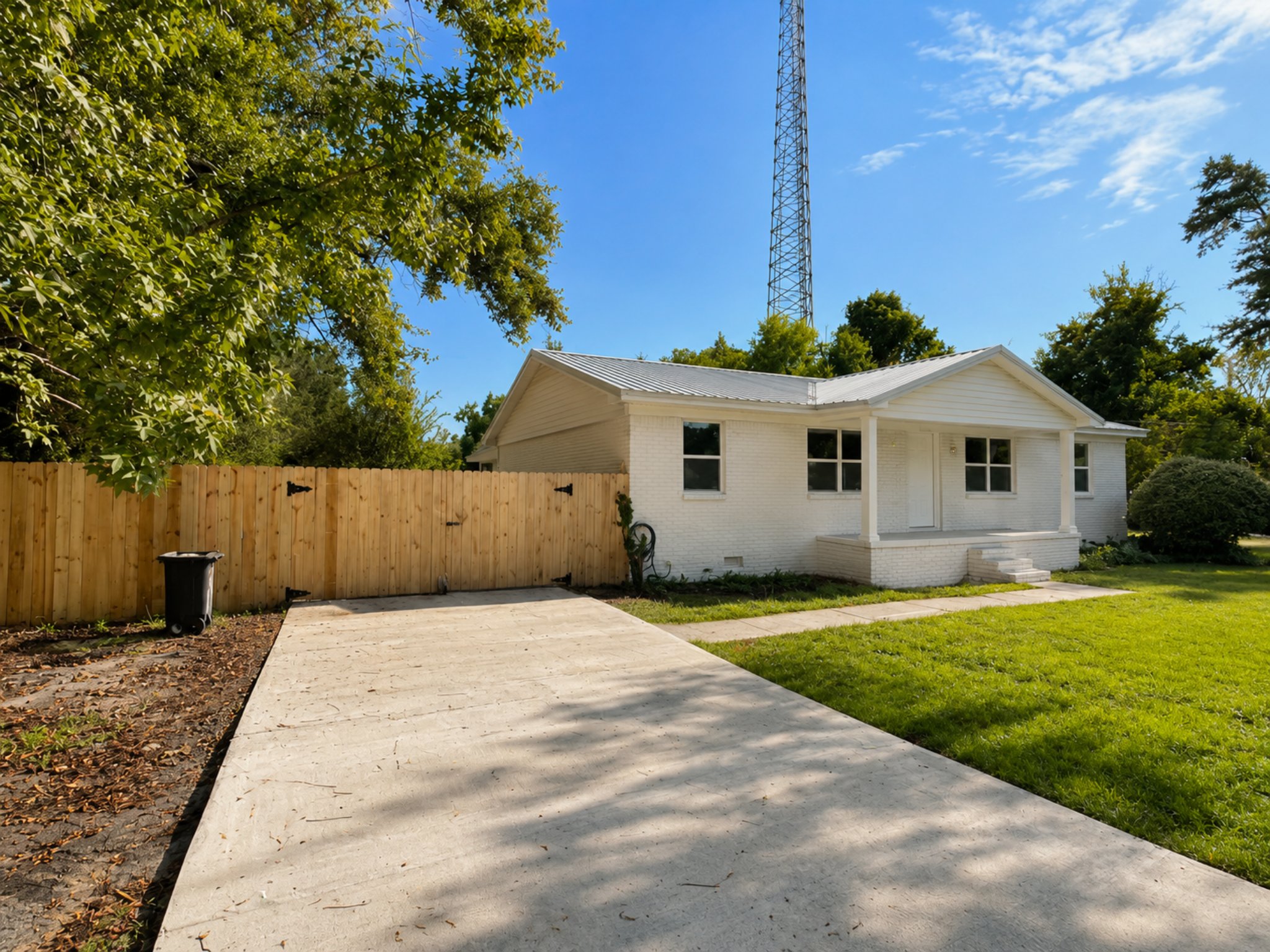 Southport House: 2038 Ballpark Rd
