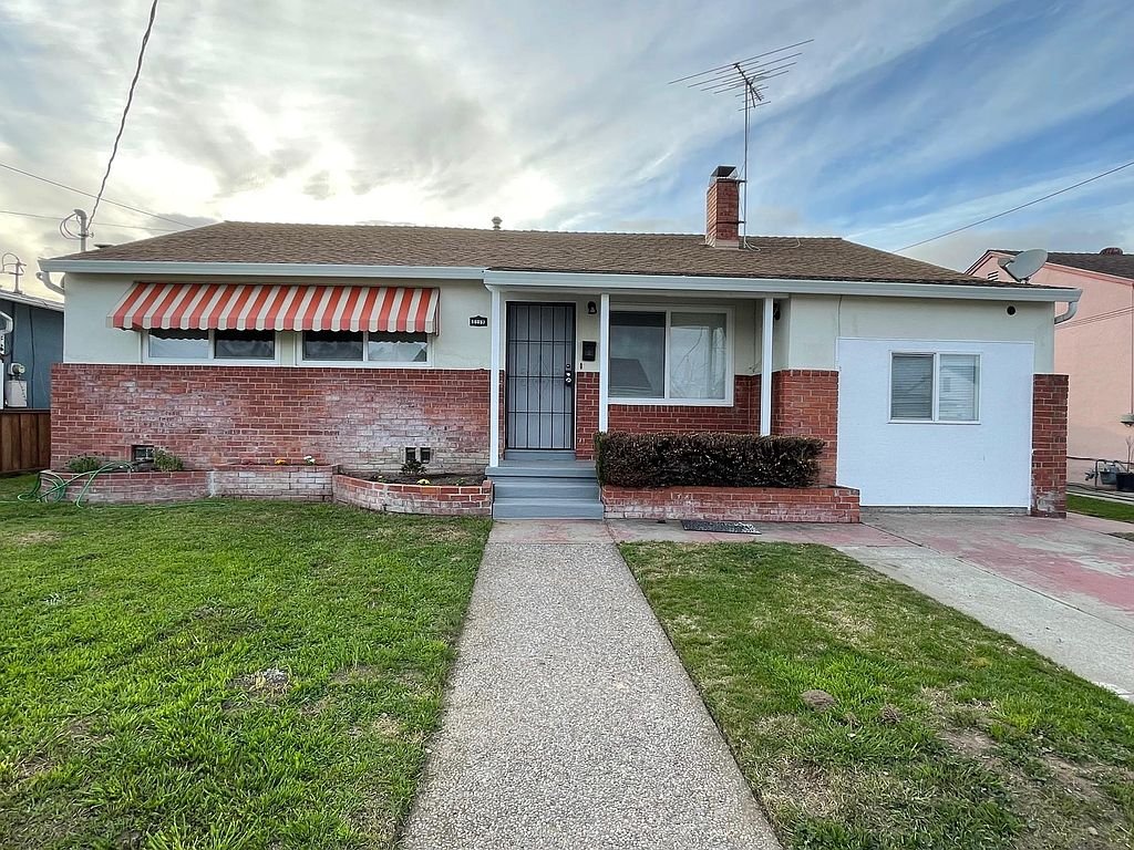 San Lorenzo House: 16057 Mills Ave