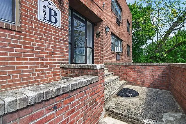 Trenton Apartment: 9-11 Sanhican Drive,