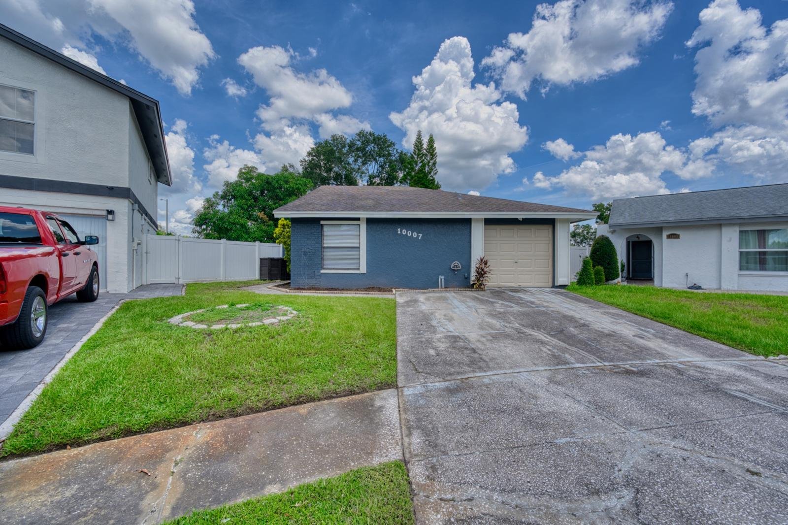Tampa House: 10007 Oakengate Pl