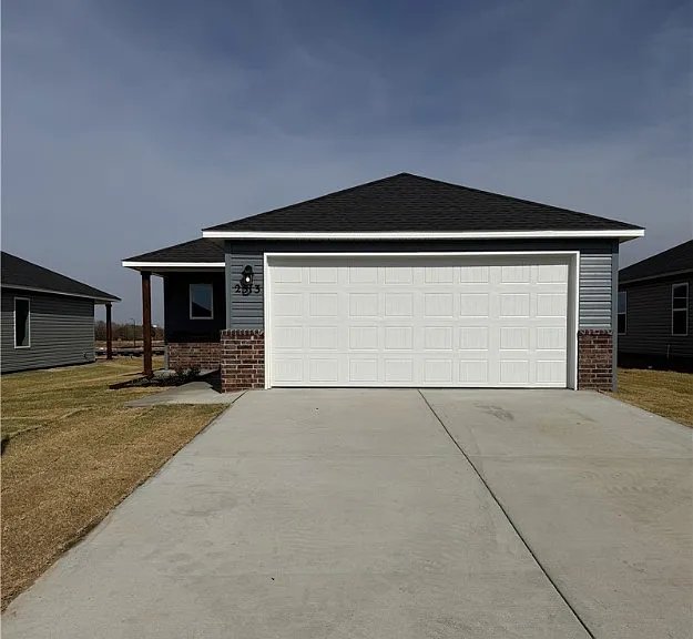 Siloam Springs House: 2513 E Fox Meadow St