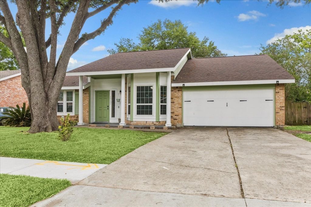 Houston House: 10131 Golden Sunshine Dr