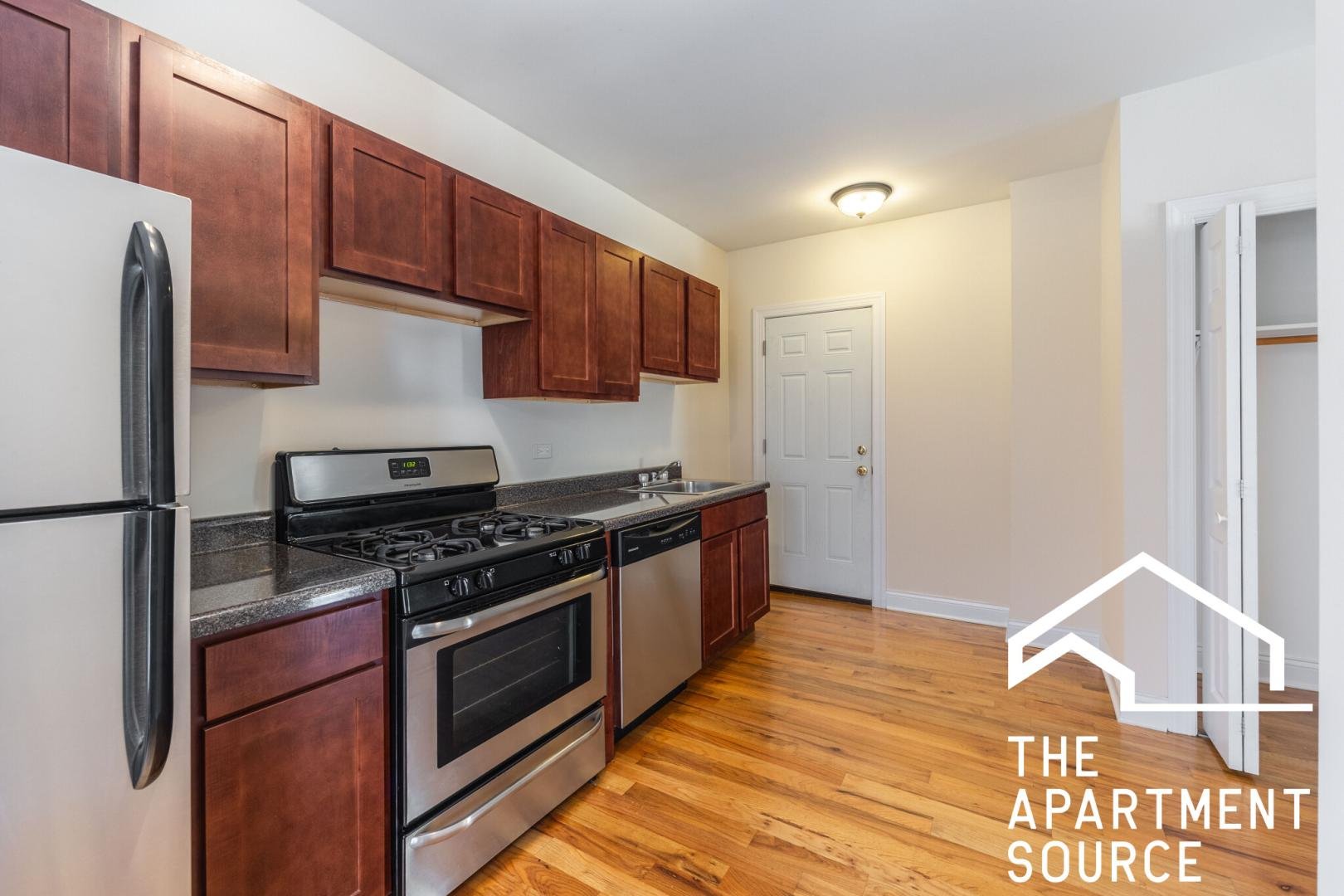 Chicago Apartment: 957 West Cornelia Avenue