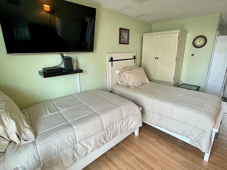 Hampton Condo: 933 Ocean Blvd