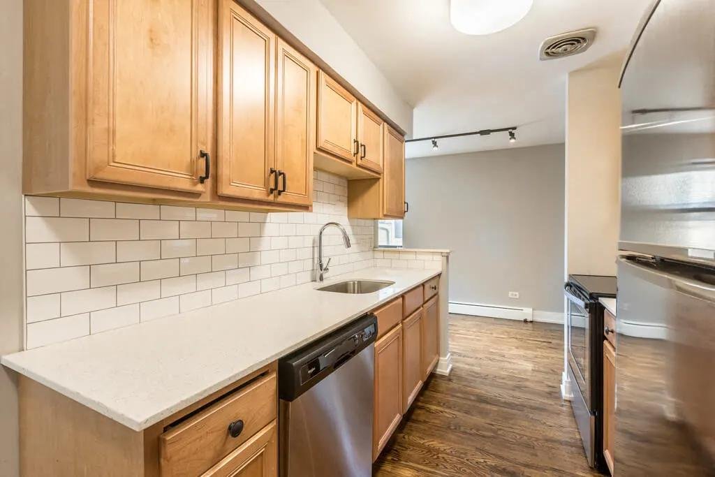 Chicago Apartment: 6725 North Sheridan Road