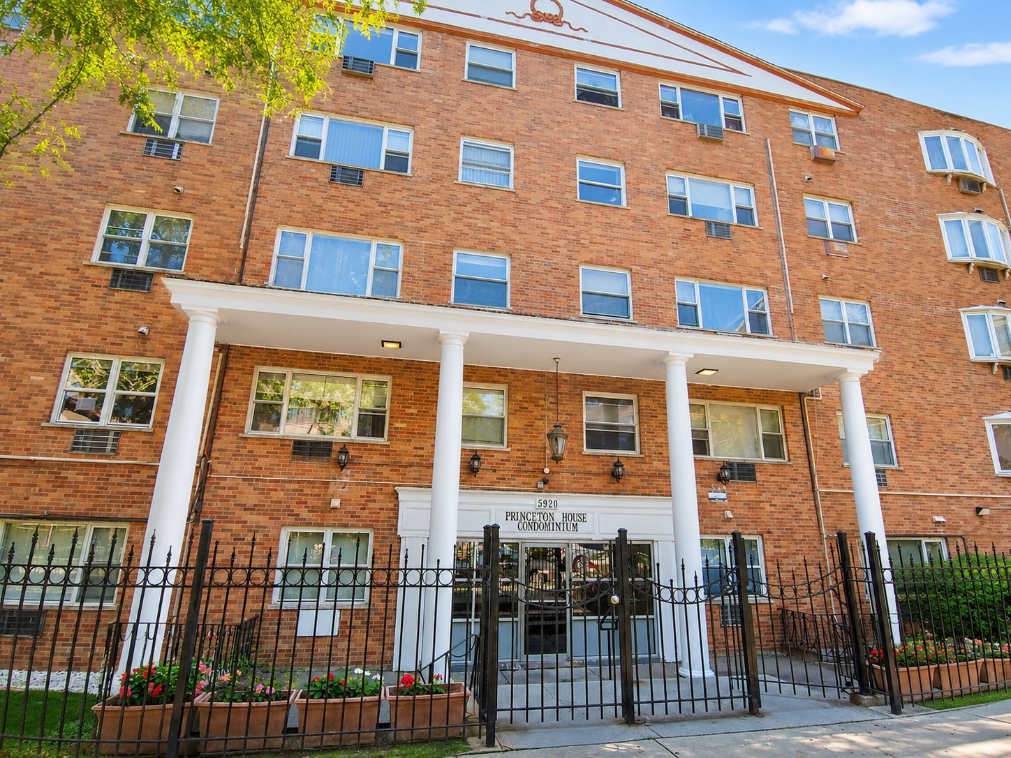 Chicago Apartment: 5920 N Kenmore Ave