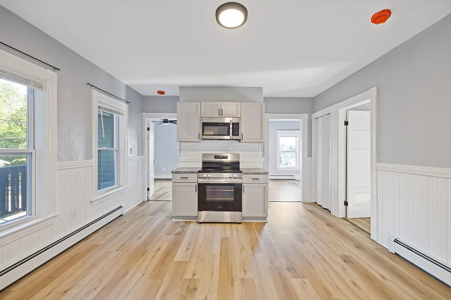 Manchester Apartment: 496 Bartlett St