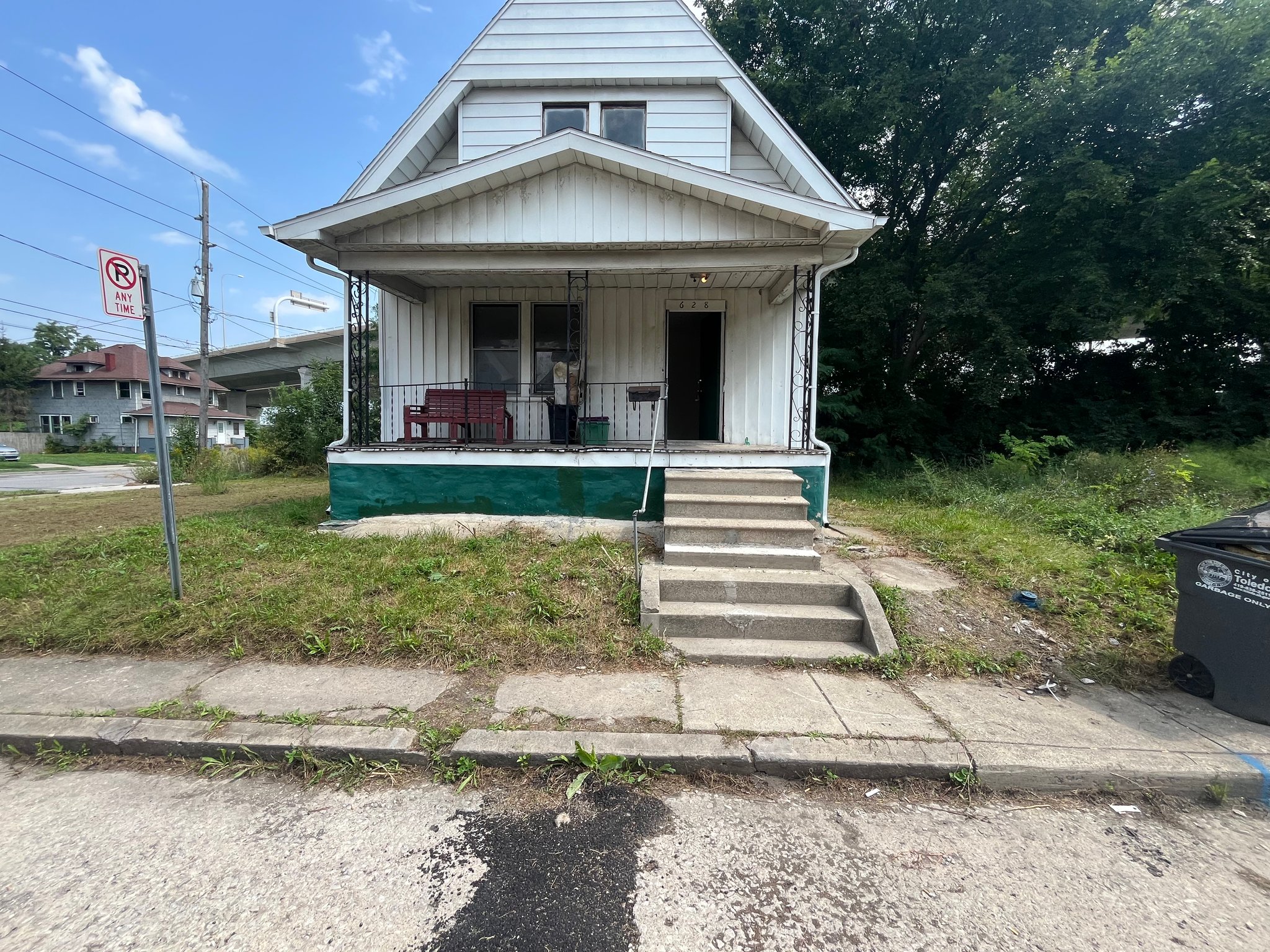 Toledo House: 628 Blair Ct