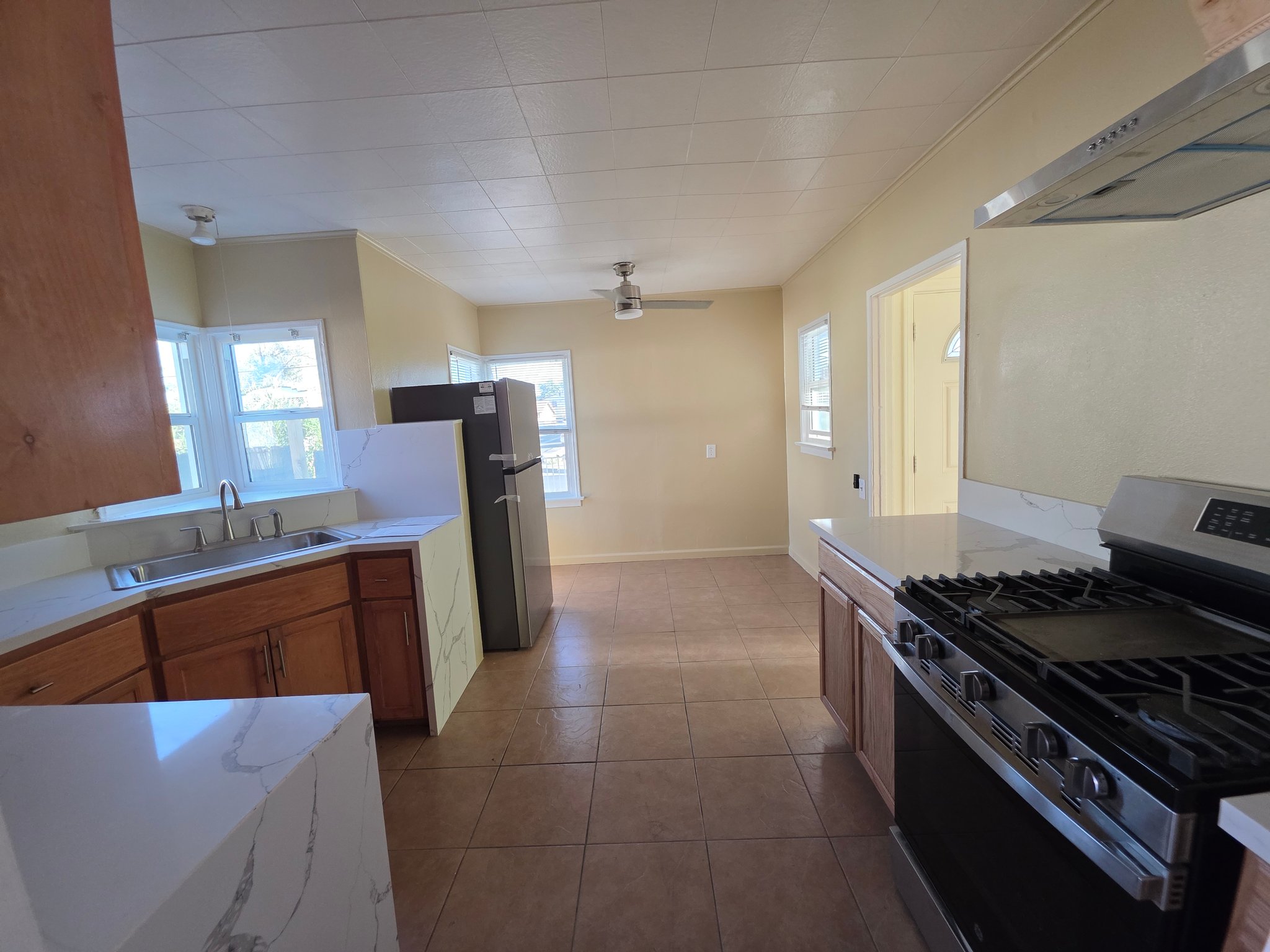 Lancaster House: 557 W Oldfield