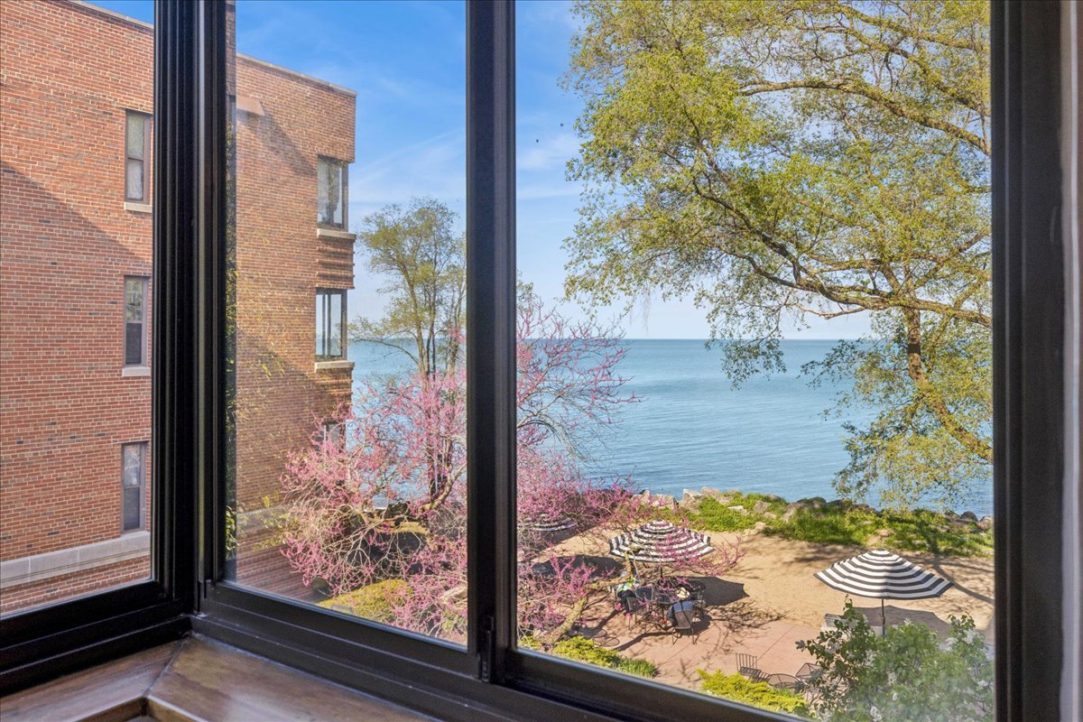 Chicago Condo: 1200 W Chase Ave