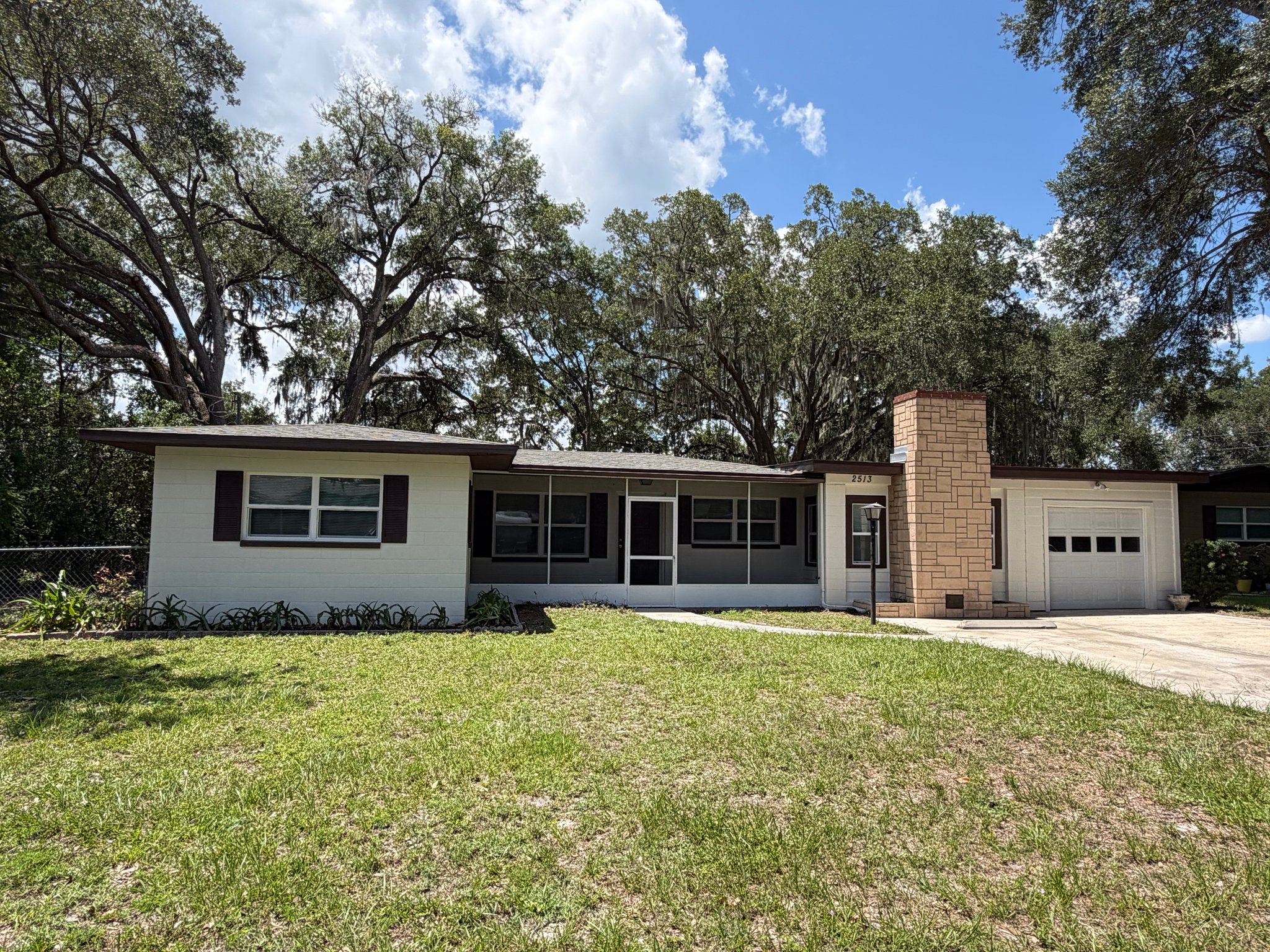 Leesburg House: 2513 Winona Ave