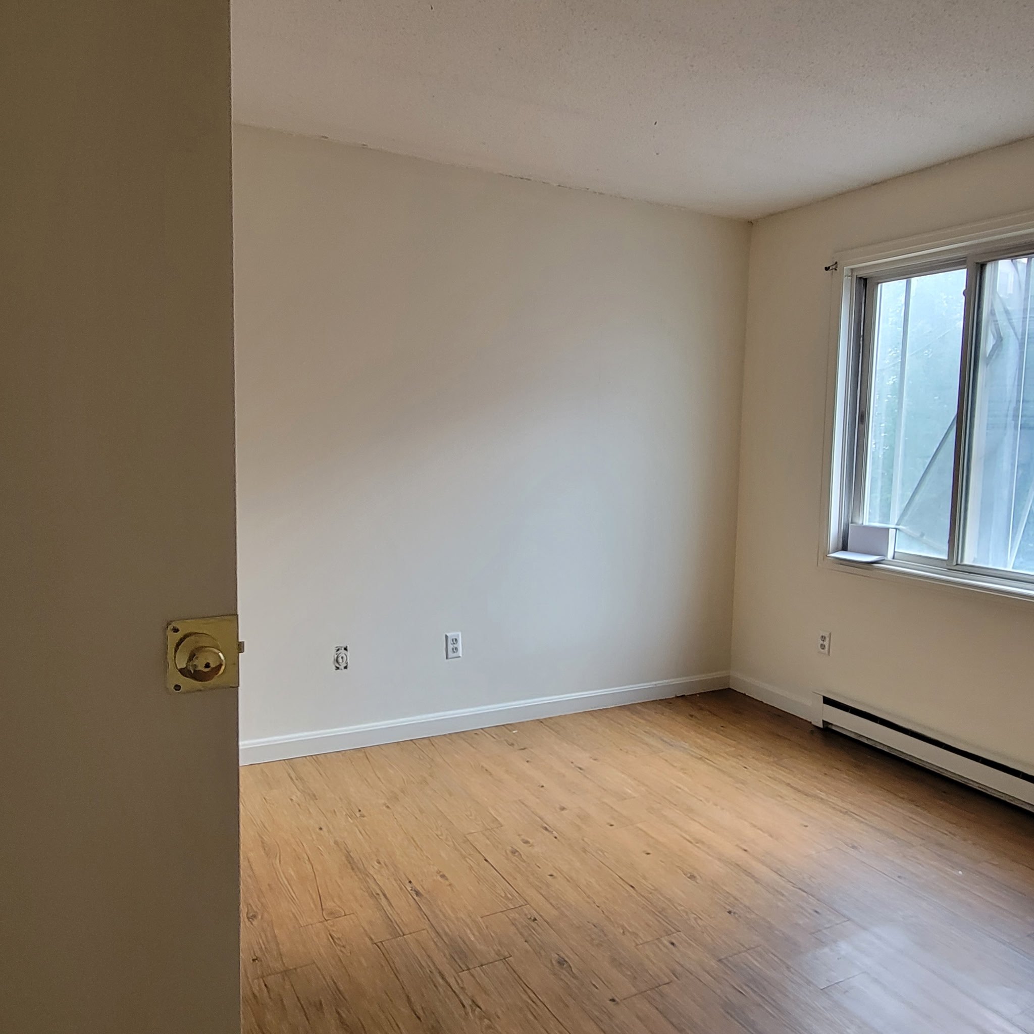 Burlington Apartment: 384 College St