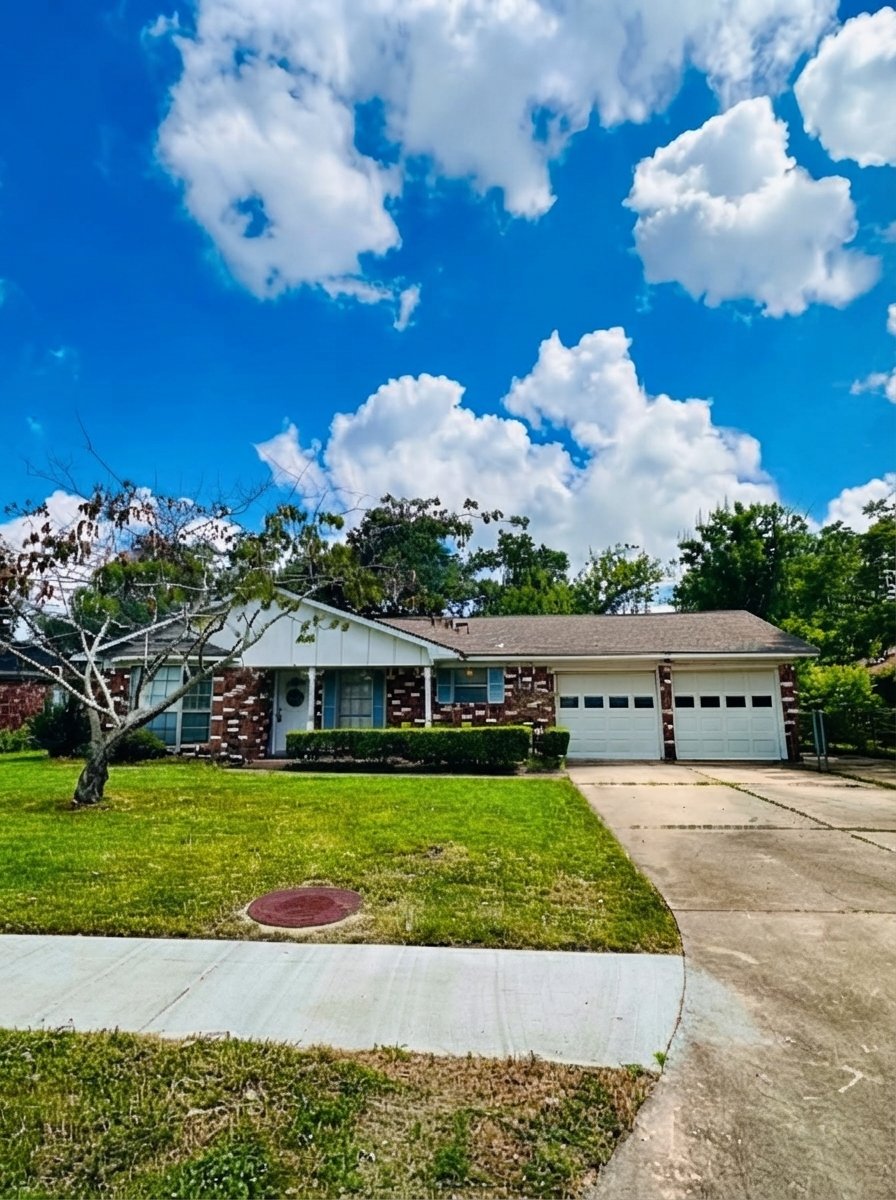 Lake Jackson House: 118 Talisman St