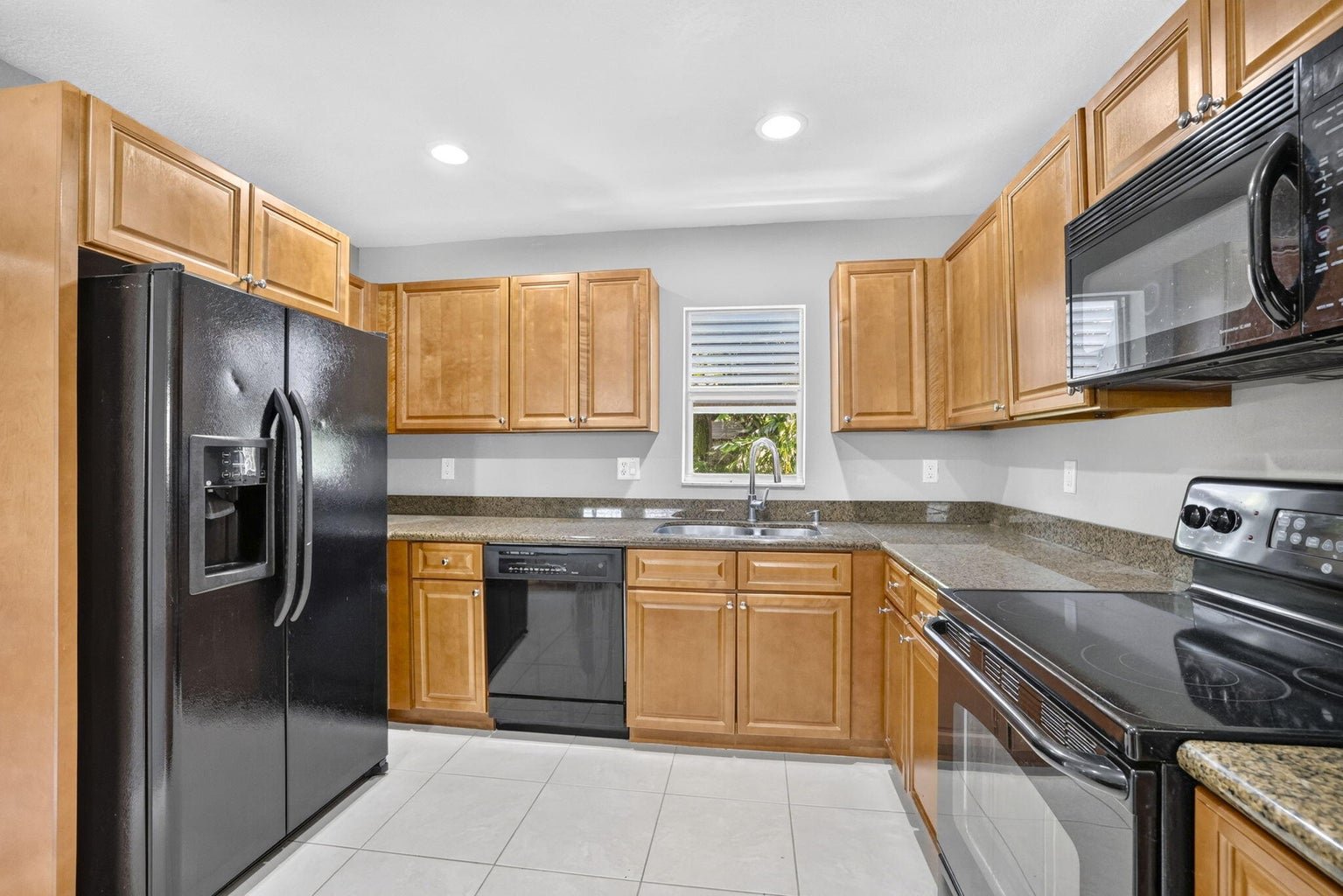 Pompano Beach Townhome: 433 NE 1ST Street
