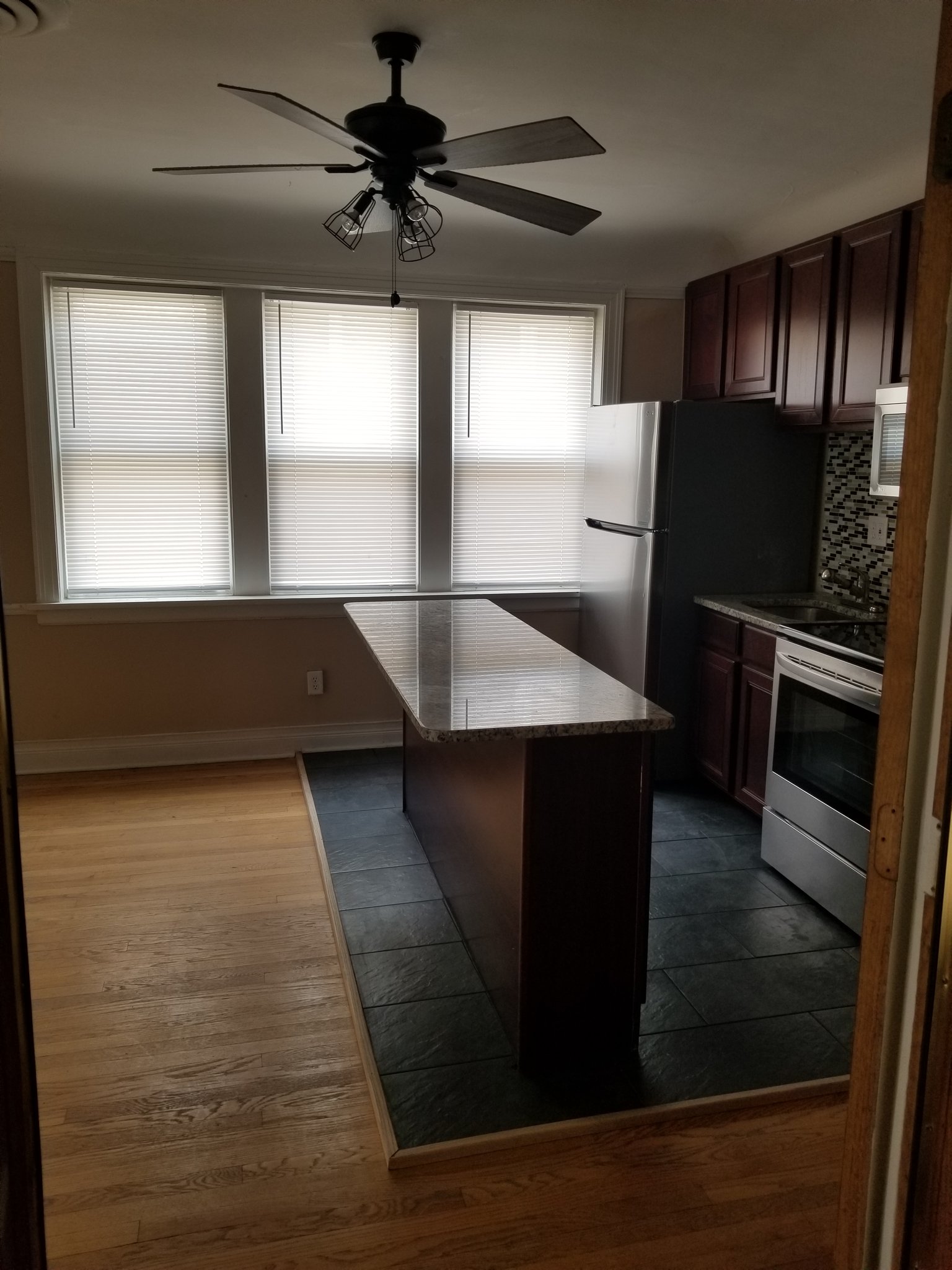 Cicero Apartment: 2331 S Lombard Ave