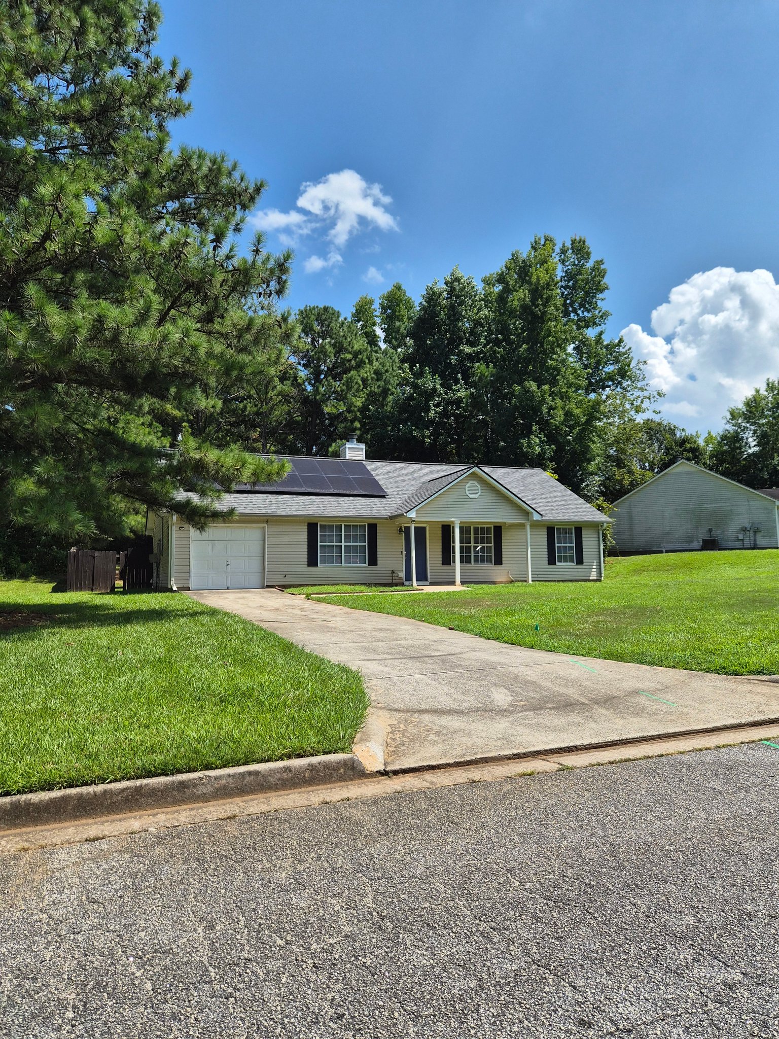Newnan House: 23 Potomac Trl