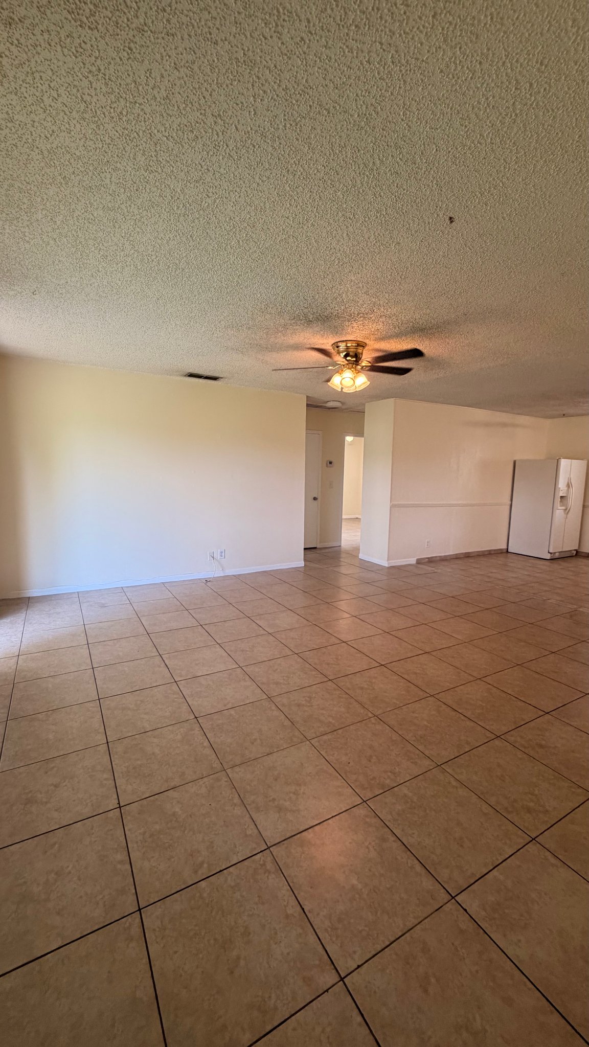 West Palm Beach Multiplex: 1584 E Breezy Ln