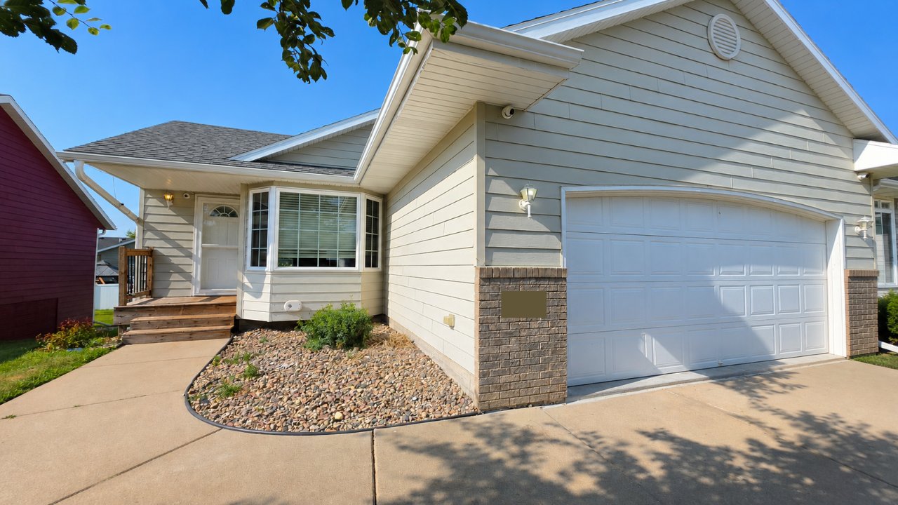 Sioux Falls House: 7308 W 51st St