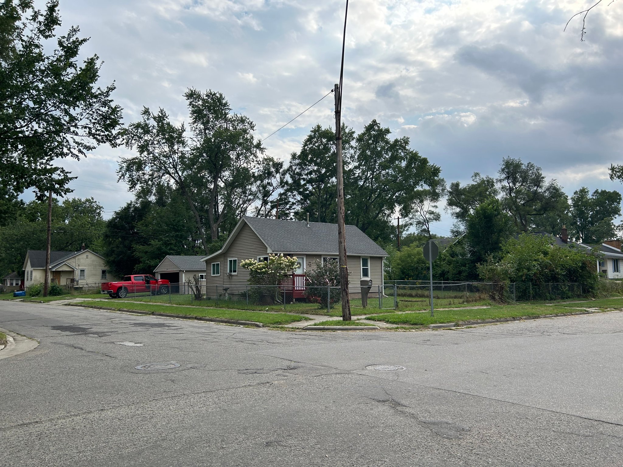 Pontiac House: 79 W Cornell Ave