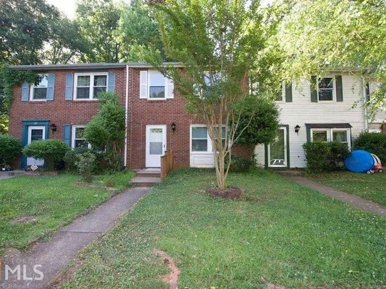 Roswell Townhome: 145 Roswell Commons Way
