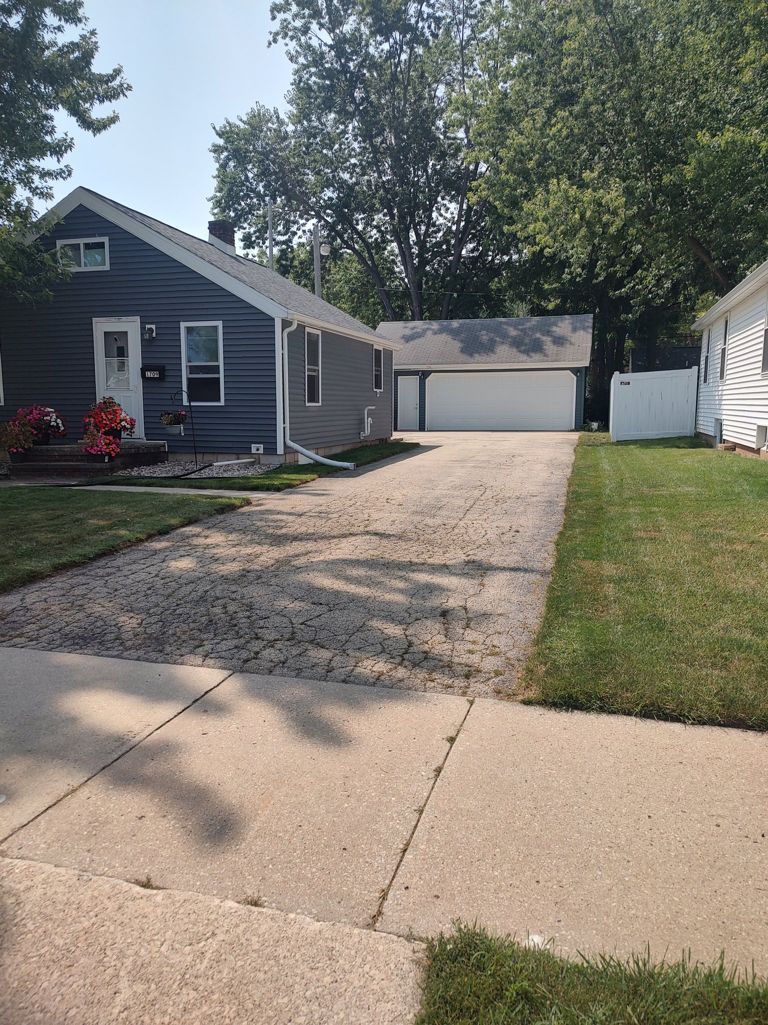 Appleton House: 1709 N Helen