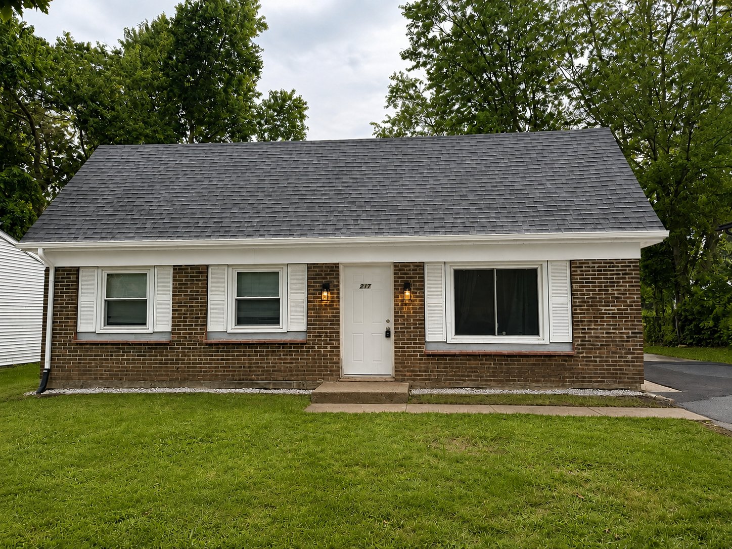 Bolingbrook House: 217 S Orchard Dr